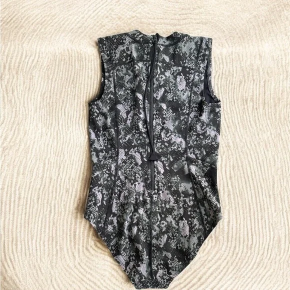 Lululemon Zip Back Paddle Swim Suit
Hideaway Multi Print Size 8 High Neck - Picture 4 of 12